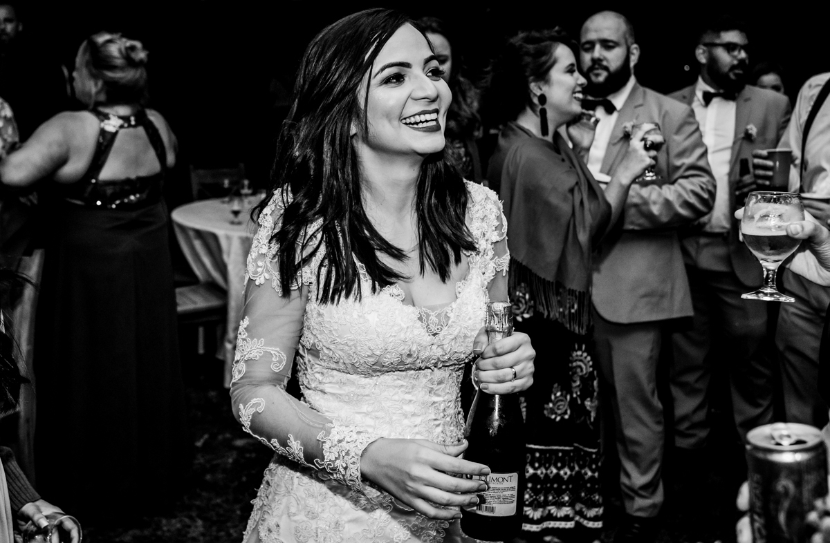 Foto de noivos e convidados na pista de dança em casamento ao ar livre, realizado no município de Teresópolis, RJ.