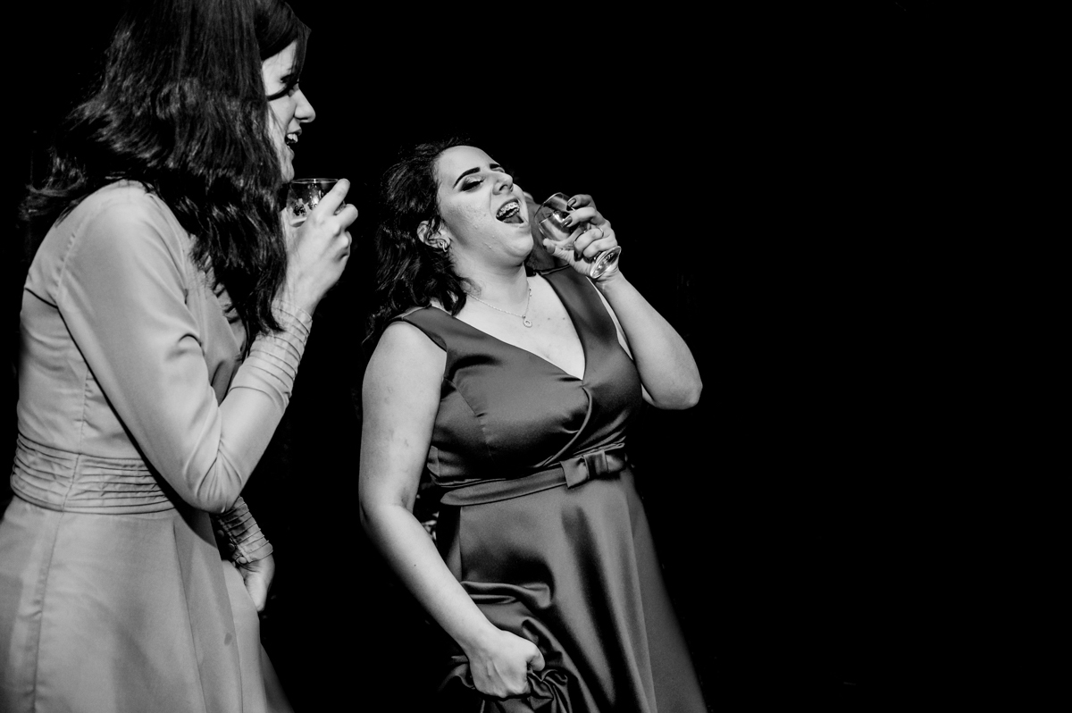 Foto de noivos e convidados na pista de dança em casamento ao ar livre, realizado no município de Teresópolis, RJ.