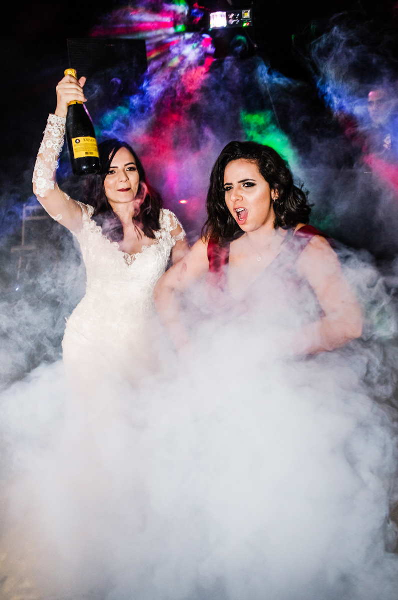 Foto de noivos e convidados na pista de dança em casamento ao ar livre, realizado no município de Teresópolis, RJ.