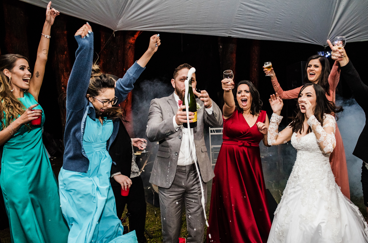 Foto de noivos e convidados na pista de dança em casamento ao ar livre, realizado no município de Teresópolis, RJ.