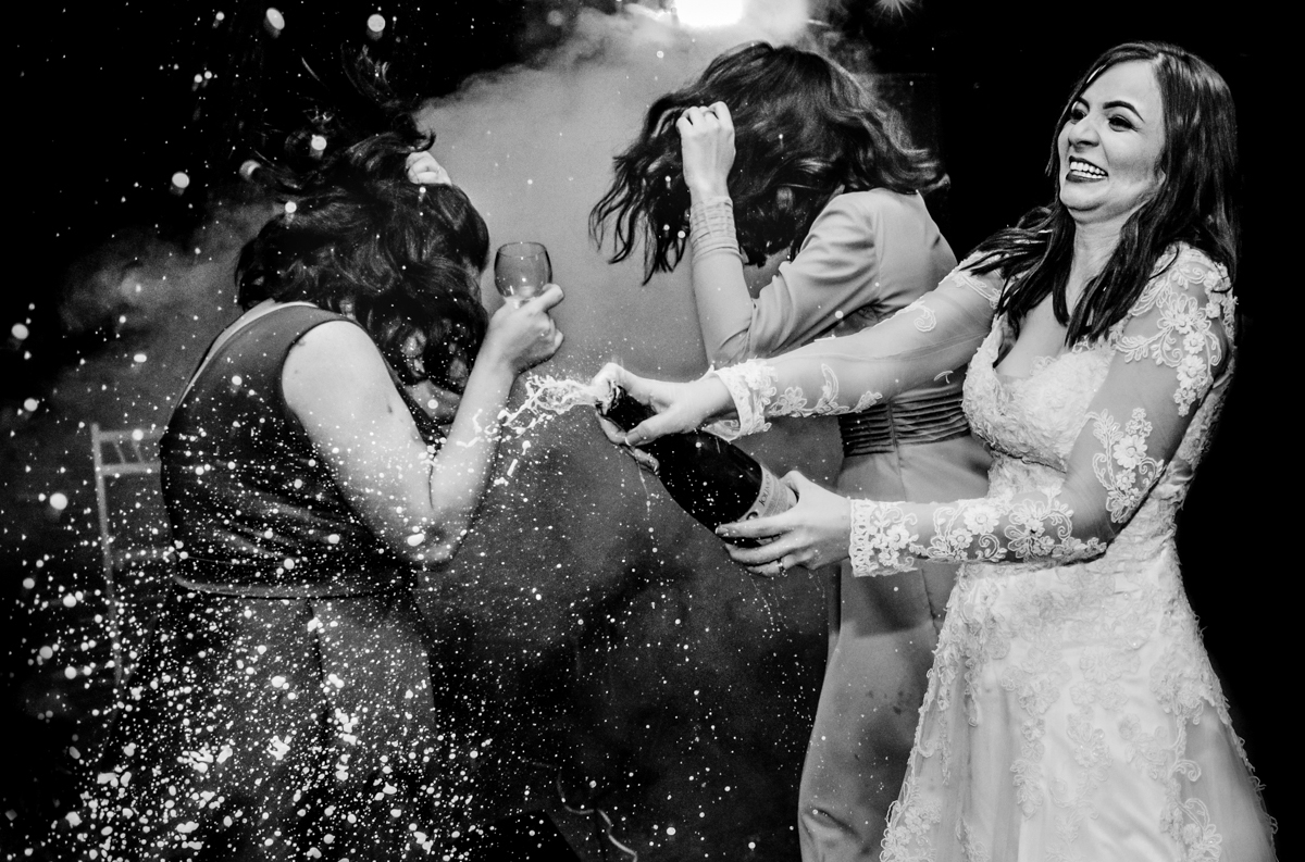 Foto de noivos e convidados na pista de dança em casamento ao ar livre, realizado no município de Teresópolis, RJ.