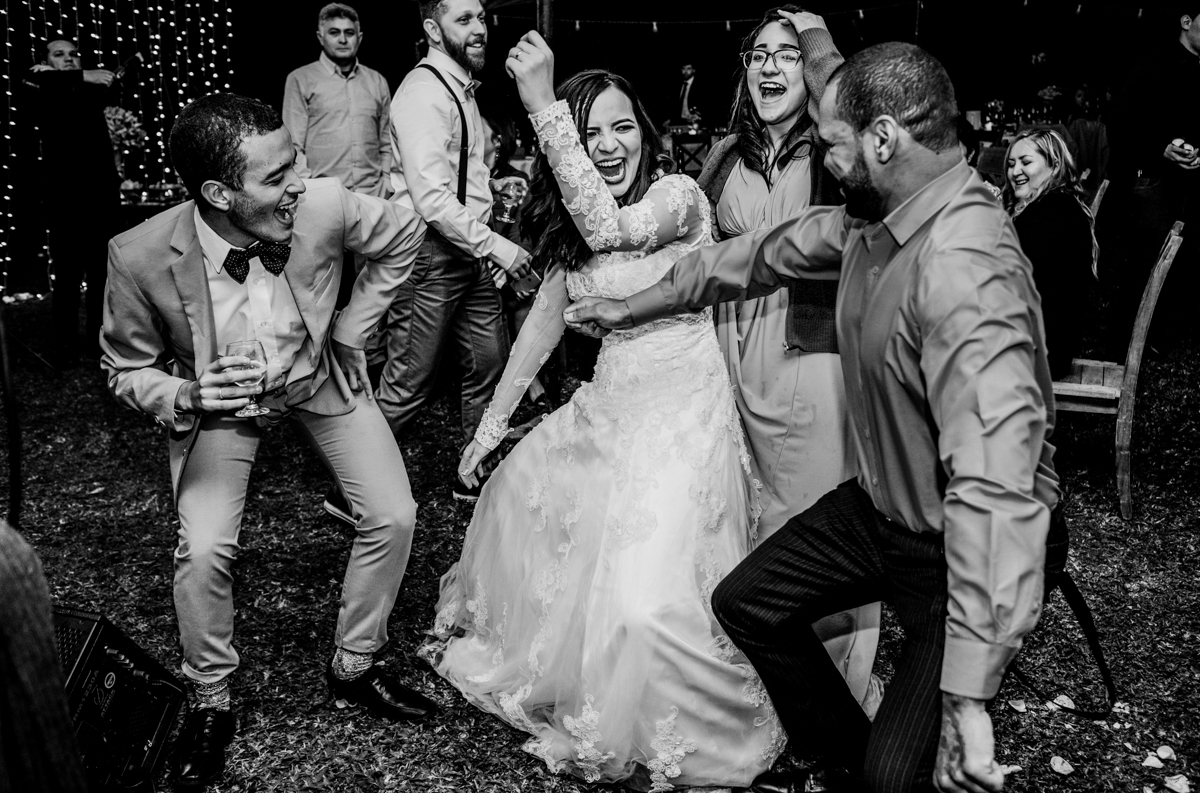 Foto de noivos e convidados na pista de dança em casamento ao ar livre, realizado no município de Teresópolis, RJ.