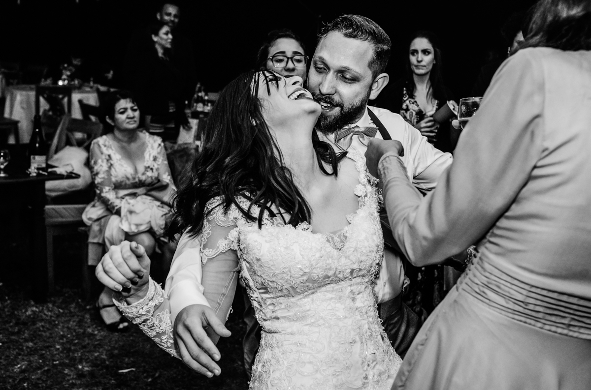 Foto de noivos e convidados na pista de dança em casamento ao ar livre, realizado no município de Teresópolis, RJ.