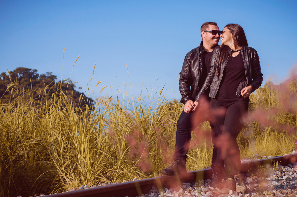 Ensaio fotográfico de casal que curte moto, realizado em Mangaratiba, RJ. Pré Wedding,