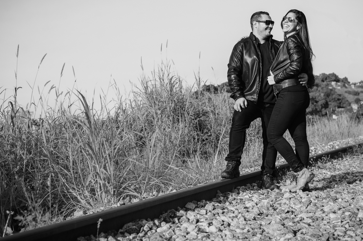 Ensaio fotográfico de casal que curte moto, realizado em Mangaratiba, RJ. Pré Wedding,