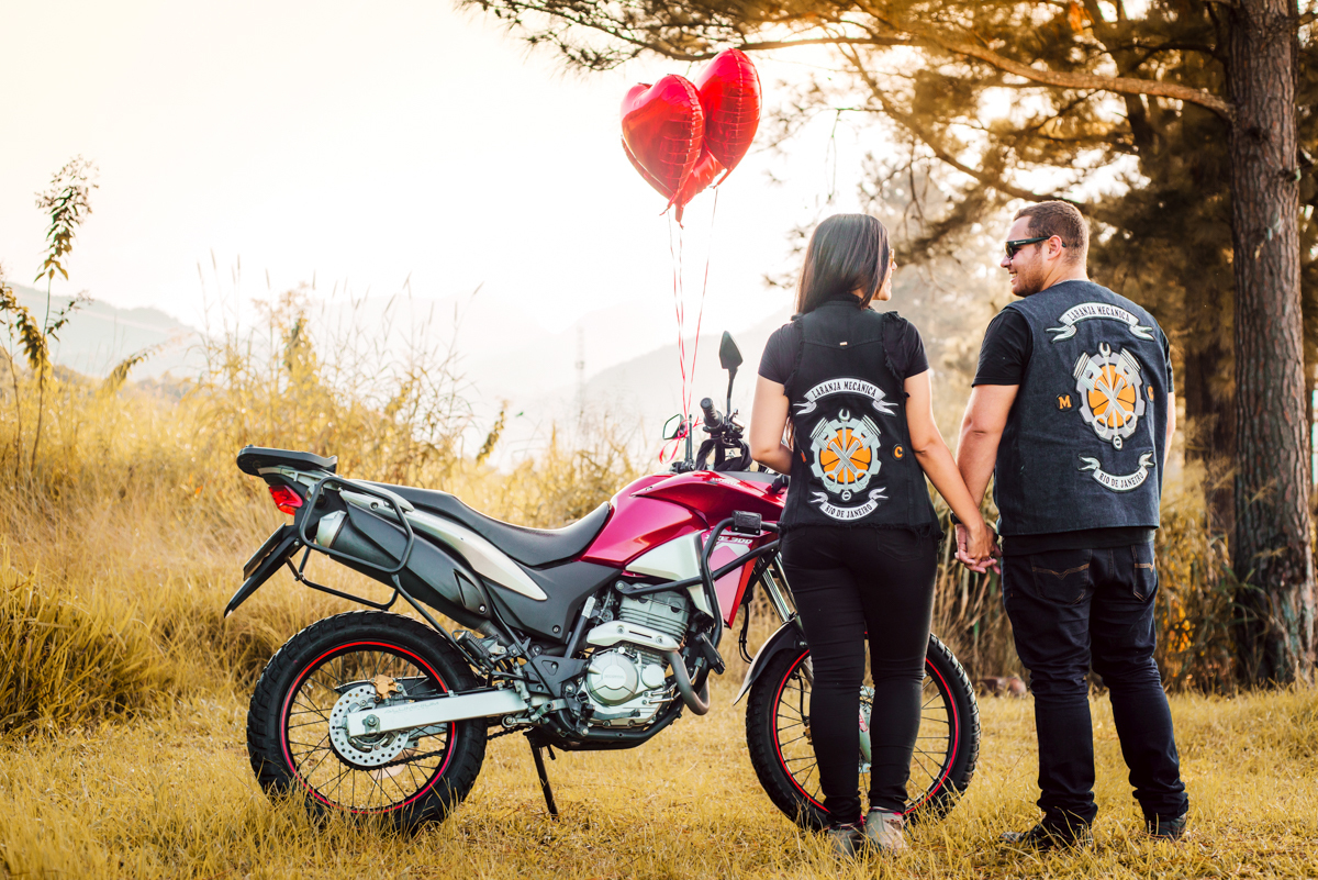 Ensaio fotográfico de casal que curte moto, realizado em Mangaratiba, RJ. Pré Wedding,