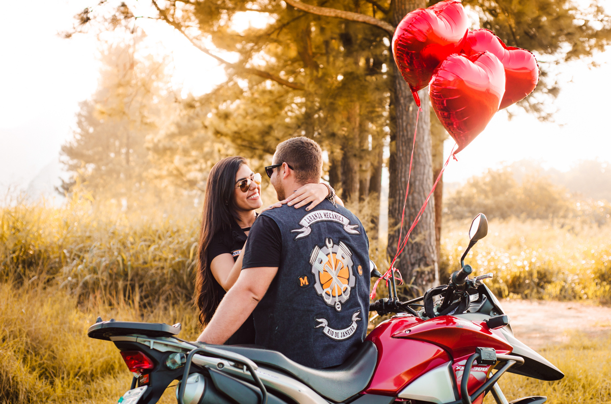 Ensaio fotográfico de casal que curte moto, realizado em Mangaratiba, RJ. Pré Wedding,