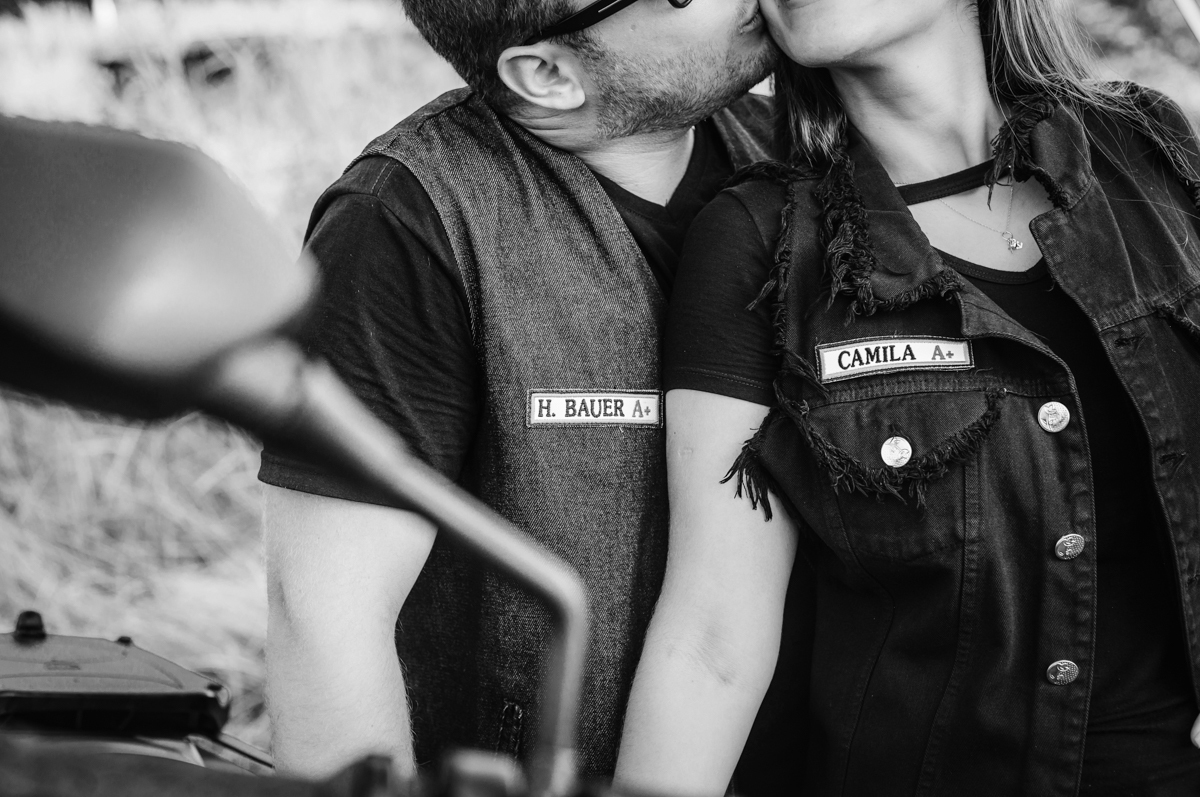 Ensaio fotográfico de casal que curte moto, realizado em Mangaratiba, RJ. Pré Wedding,