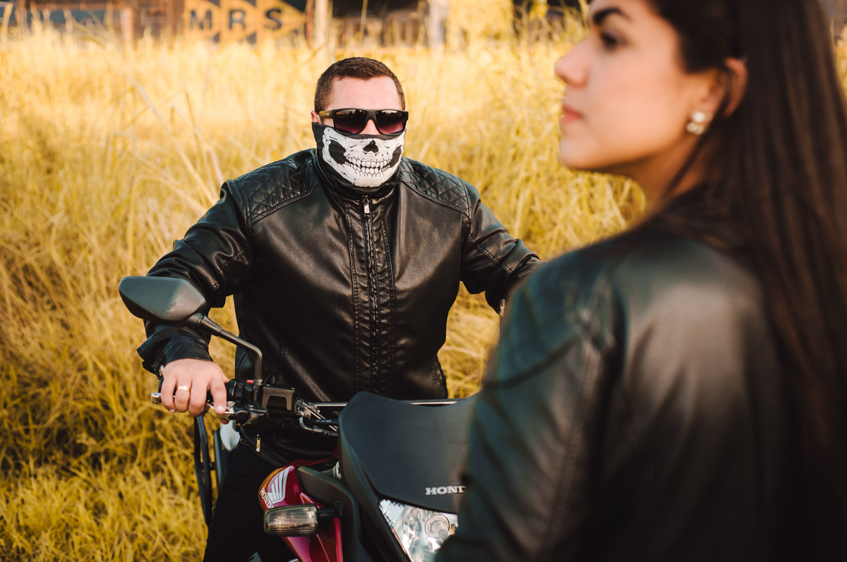 Ensaio fotográfico de casal que curte moto, realizado em Mangaratiba, RJ. Pré Wedding,
