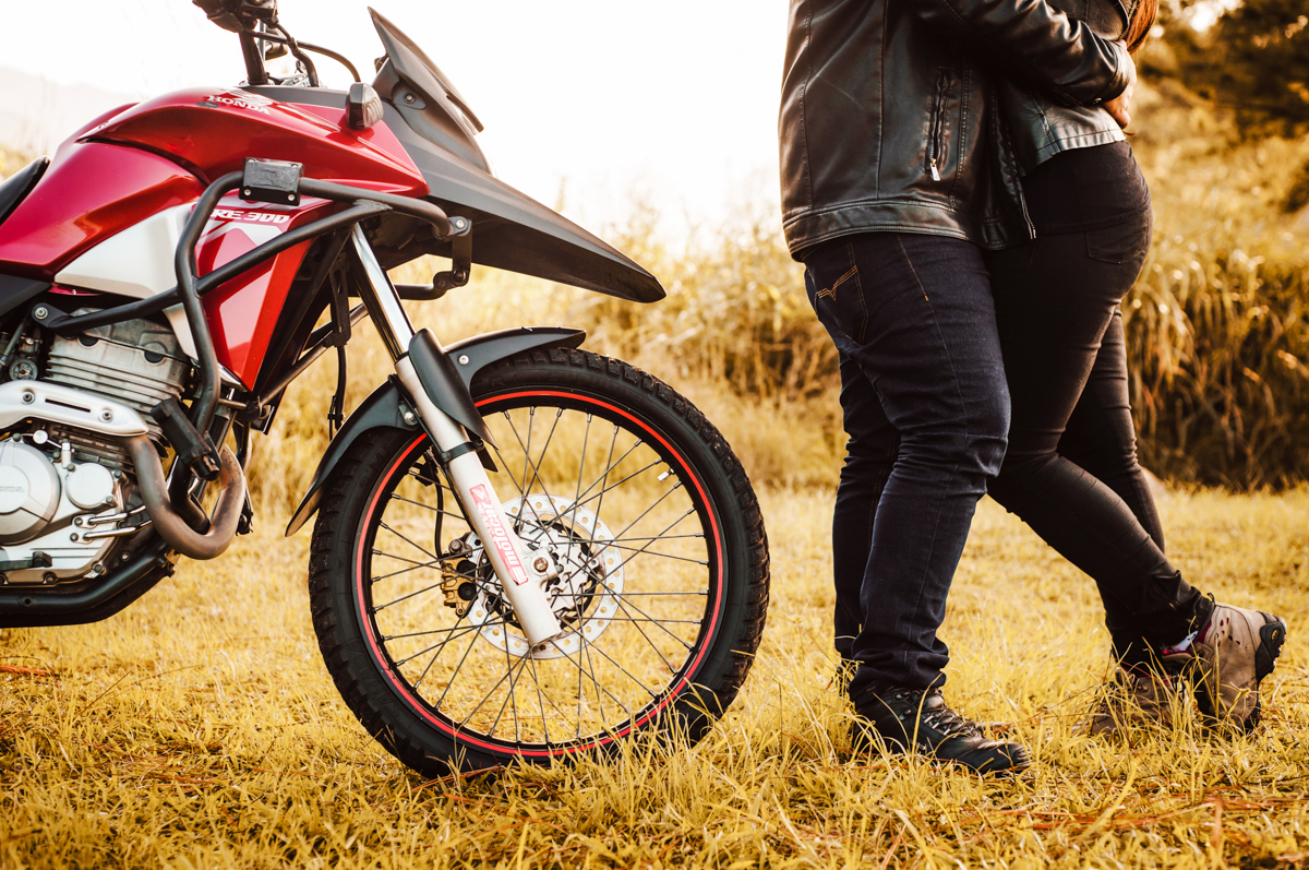 Ensaio fotográfico de casal que curte moto, realizado em Mangaratiba, RJ. Pré Wedding,