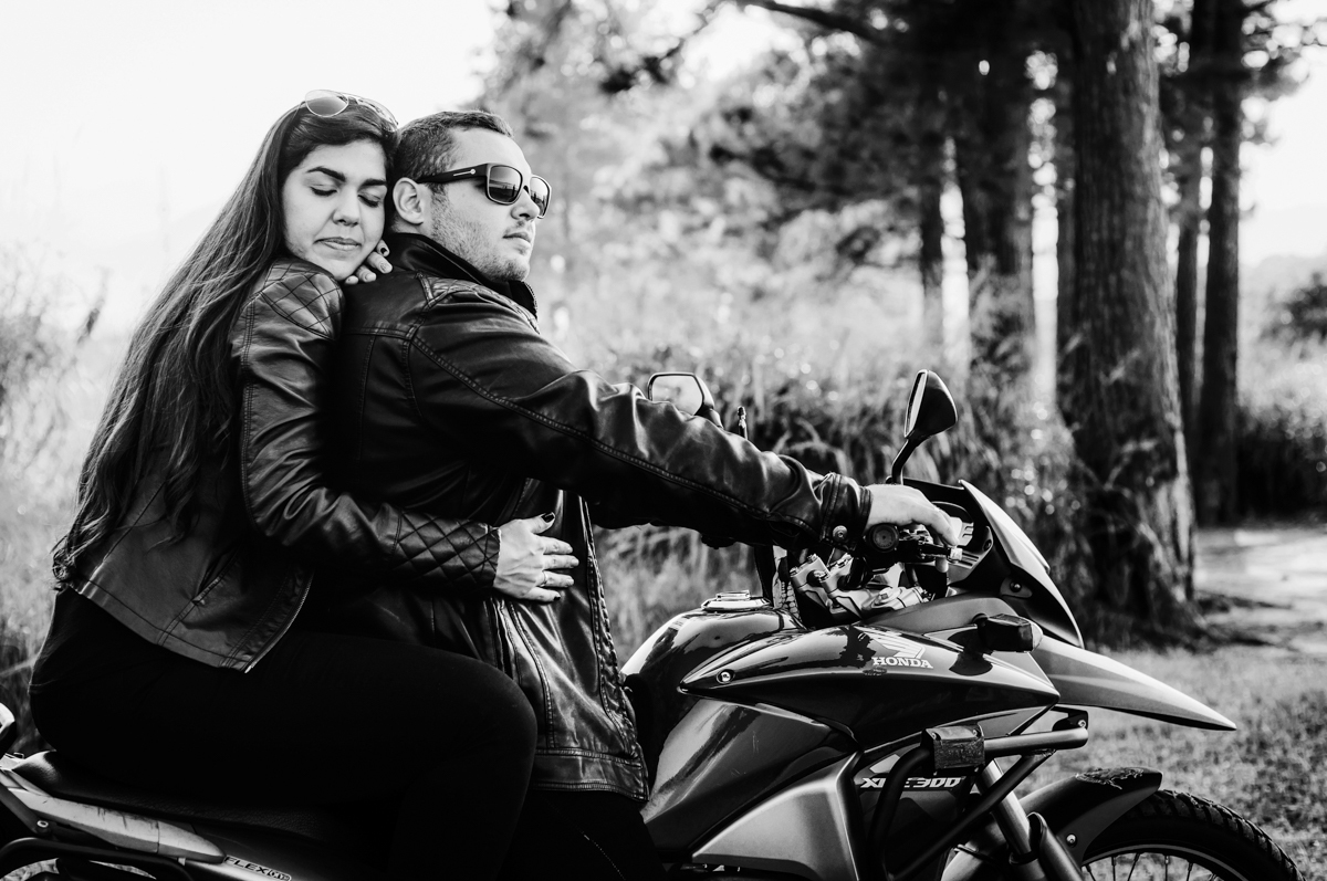 Ensaio fotográfico de casal que curte moto, realizado em Mangaratiba, RJ. Pré Wedding,