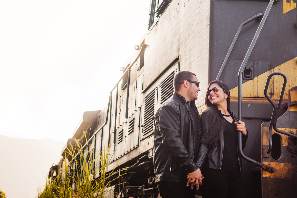 Ensaio fotográfico de casal que curte moto, realizado em Mangaratiba, RJ. Pré Wedding,