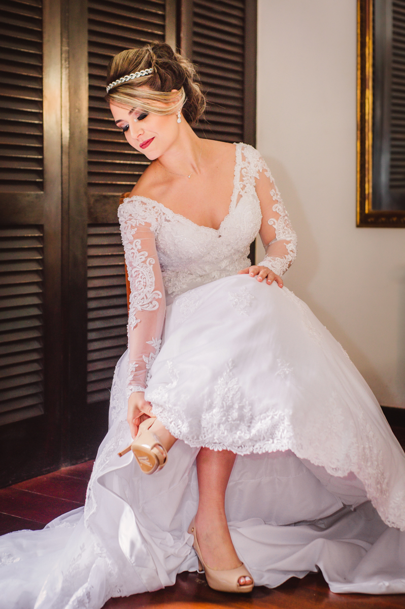 Foto do making of da noiva realizado na Casa de Festas Riachos de Itaipava, em Petrópolis, RJ. Casamento diurno no campo.