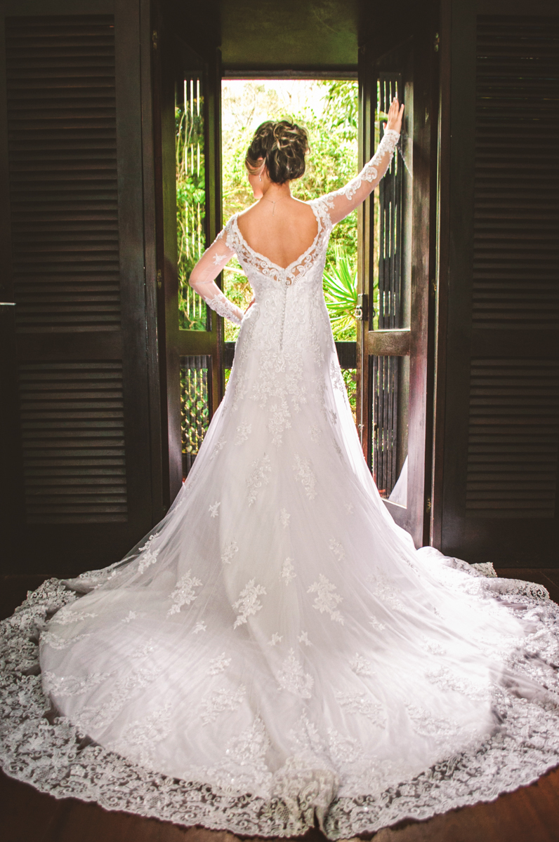 Foto do making of da noiva realizado na Casa de Festas Riachos de Itaipava, em Petrópolis, RJ. Casamento diurno no campo.