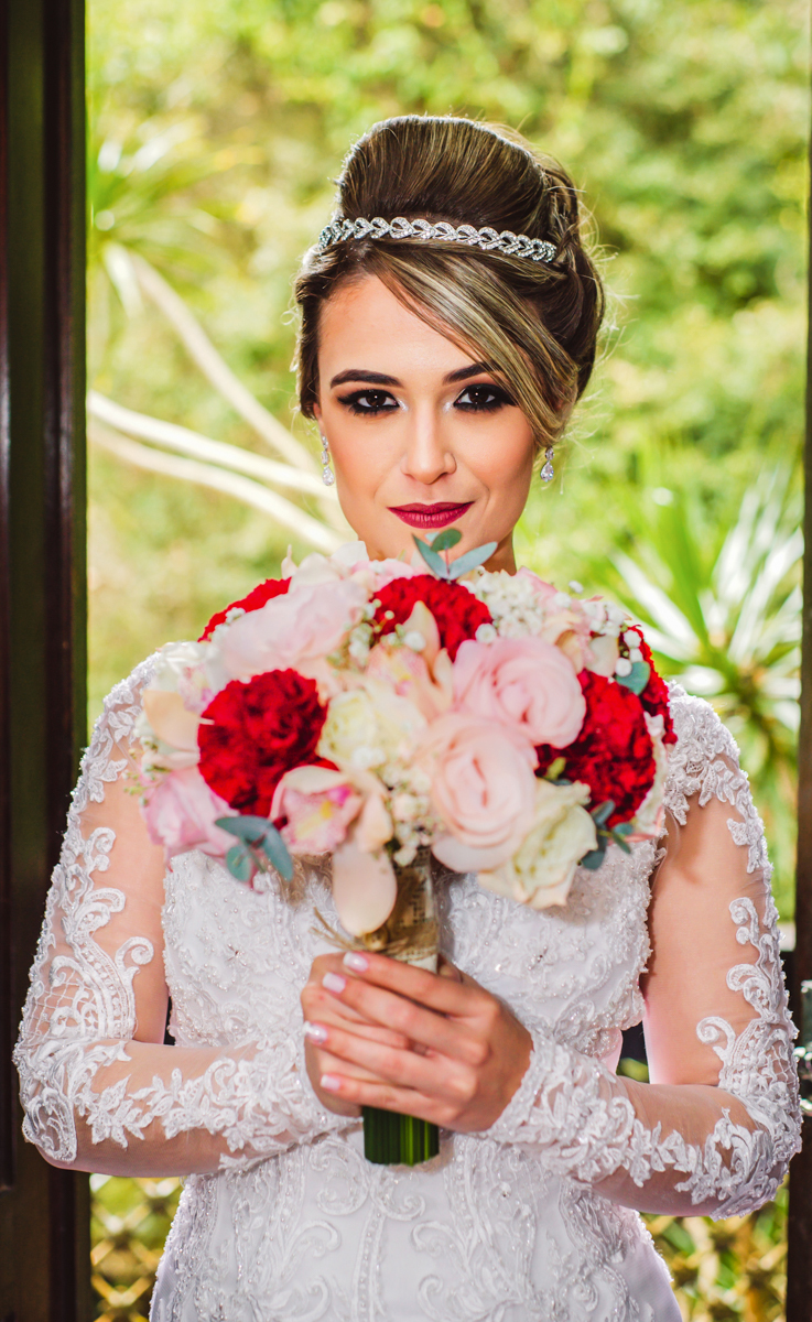 Foto do making of da noiva realizado na Casa de Festas Riachos de Itaipava, em Petrópolis, RJ. Casamento diurno no campo.