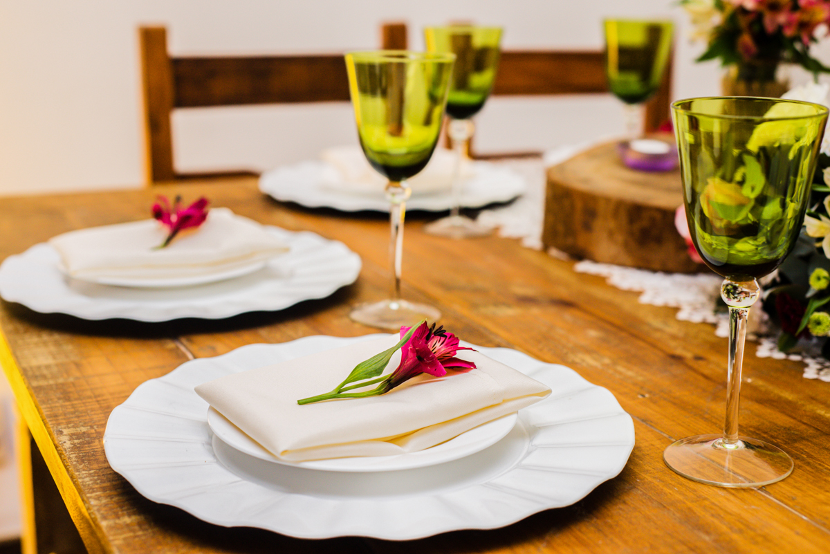 Foto de decoração de casamento realizado na Casa de Festas Riachos de Itaipava, em Petrópolis, RJ. Casamento diurno no campo.