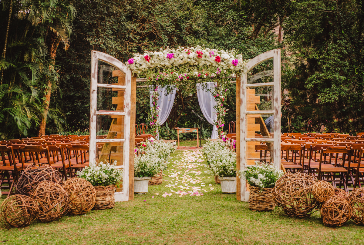 Foto de decoração de casamento realizado na Casa de Festas Riachos de Itaipava, em Petrópolis, RJ. Casamento diurno no campo.