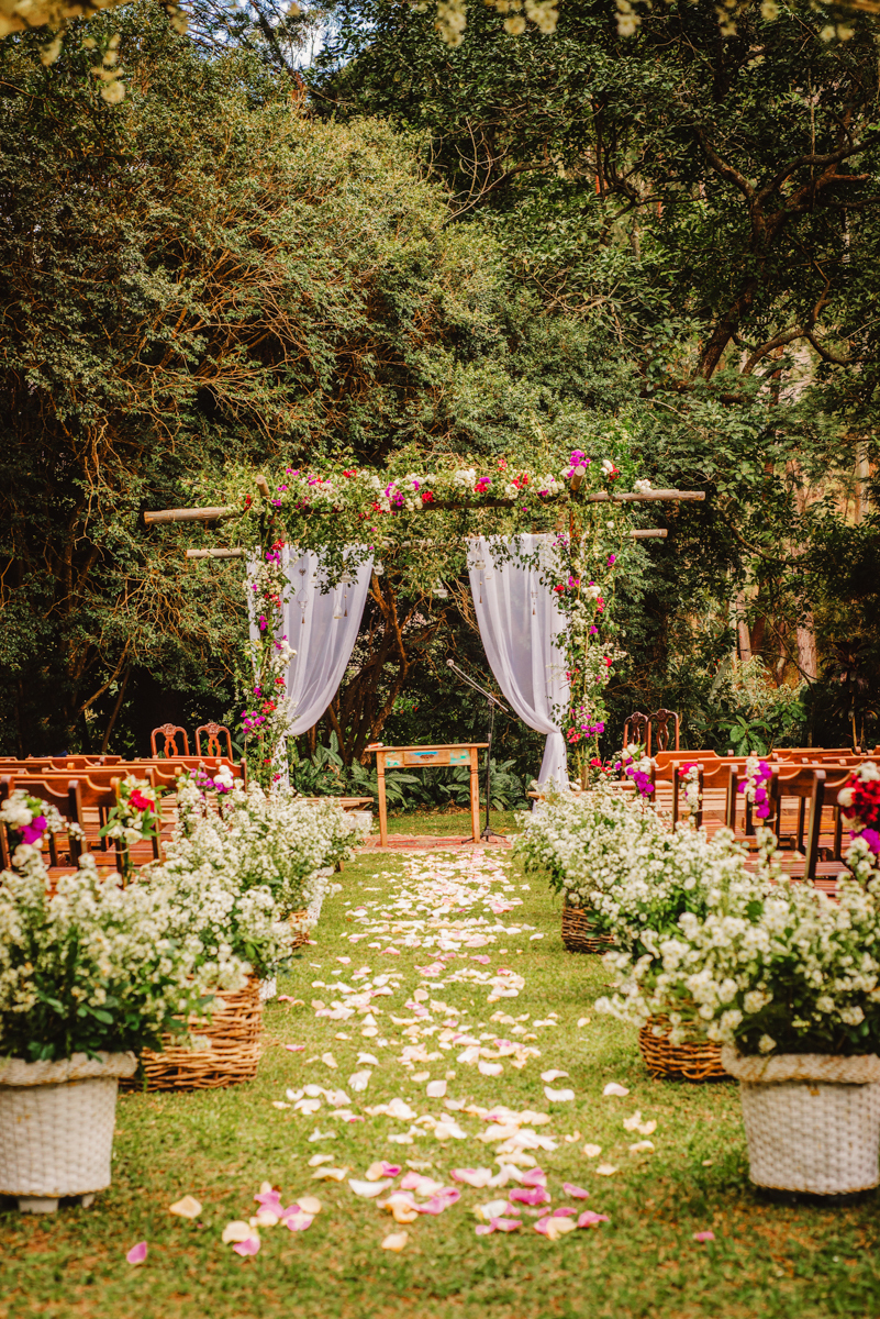 Foto de decoração de casamento realizado na Casa de Festas Riachos de Itaipava, em Petrópolis, RJ. Casamento diurno no campo.