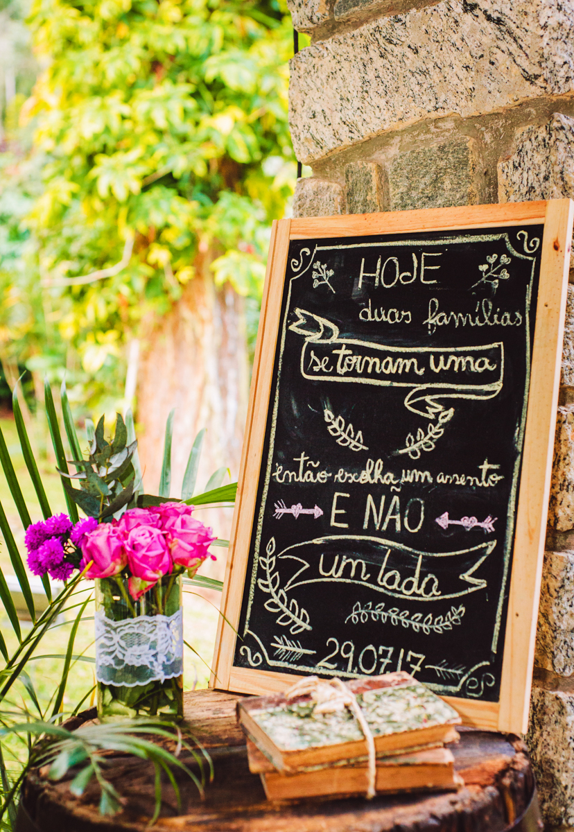 Foto de decoração de casamento realizado na Casa de Festas Riachos de Itaipava, em Petrópolis, RJ. Casamento diurno no campo.