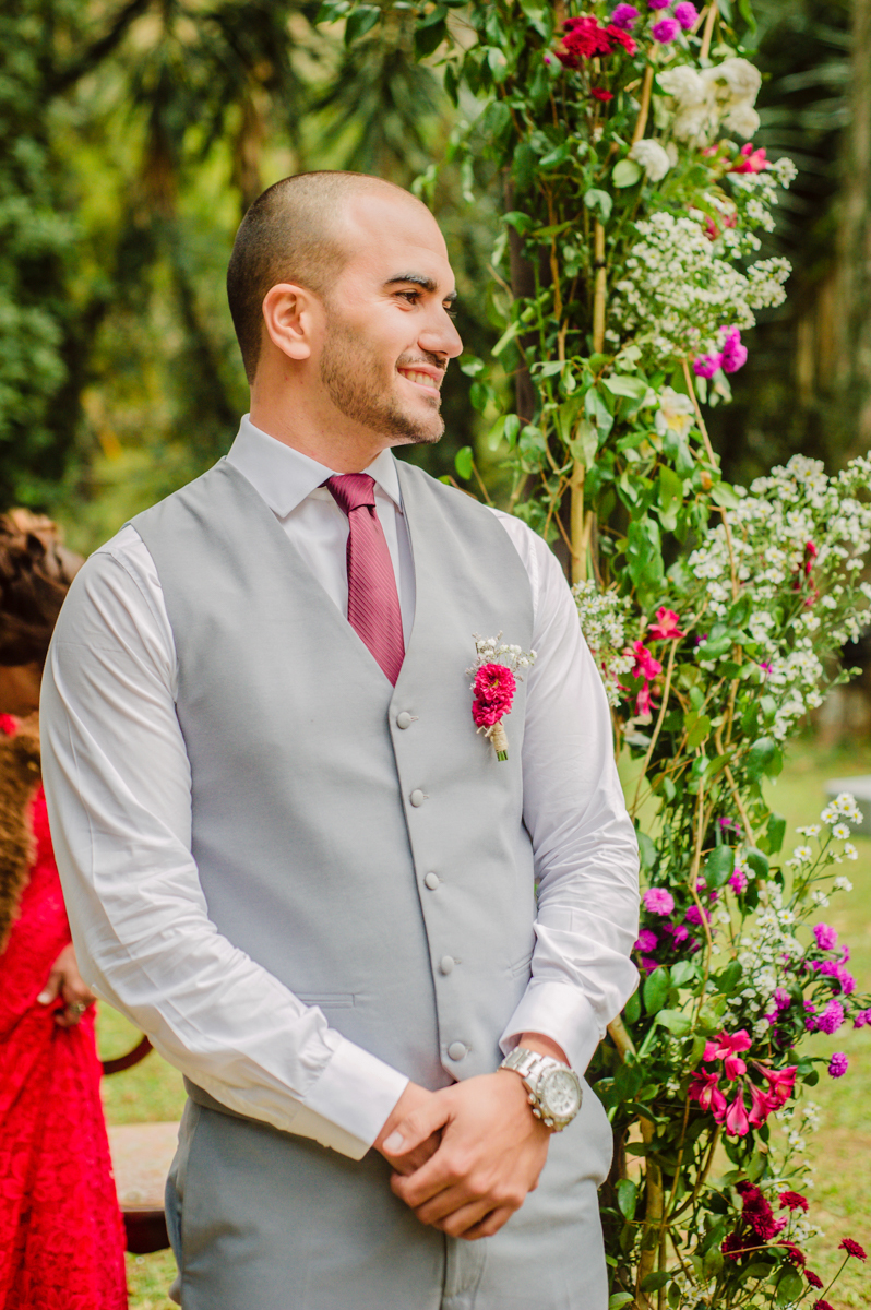 Foto do noivo em casamento realizado na Casa de Festas Riachos de Itaipava, em Petrópolis, RJ. Casamento diurno no campo.