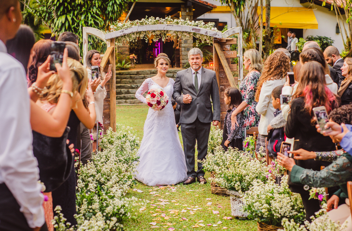 Foto da entrada da noiva em casamento realizado na Casa de Festas Riachos de Itaipava, em Petrópolis, RJ. Casamento diurno no campo.