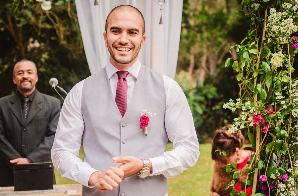 Foto do noivo em casamento realizado na Casa de Festas Riachos de Itaipava, em Petrópolis, RJ. Casamento diurno no campo.