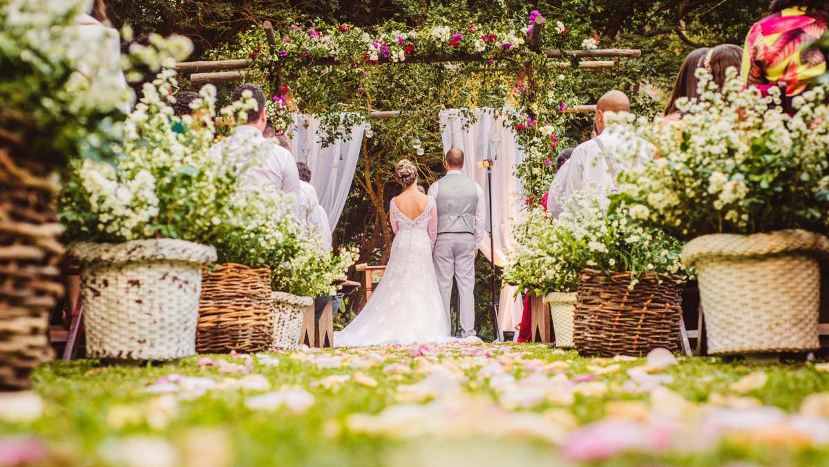 Foto dos noivos em casamento realizado na Casa de Festas Riachos de Itaipava, em Petrópolis, RJ. Casamento diurno no campo.