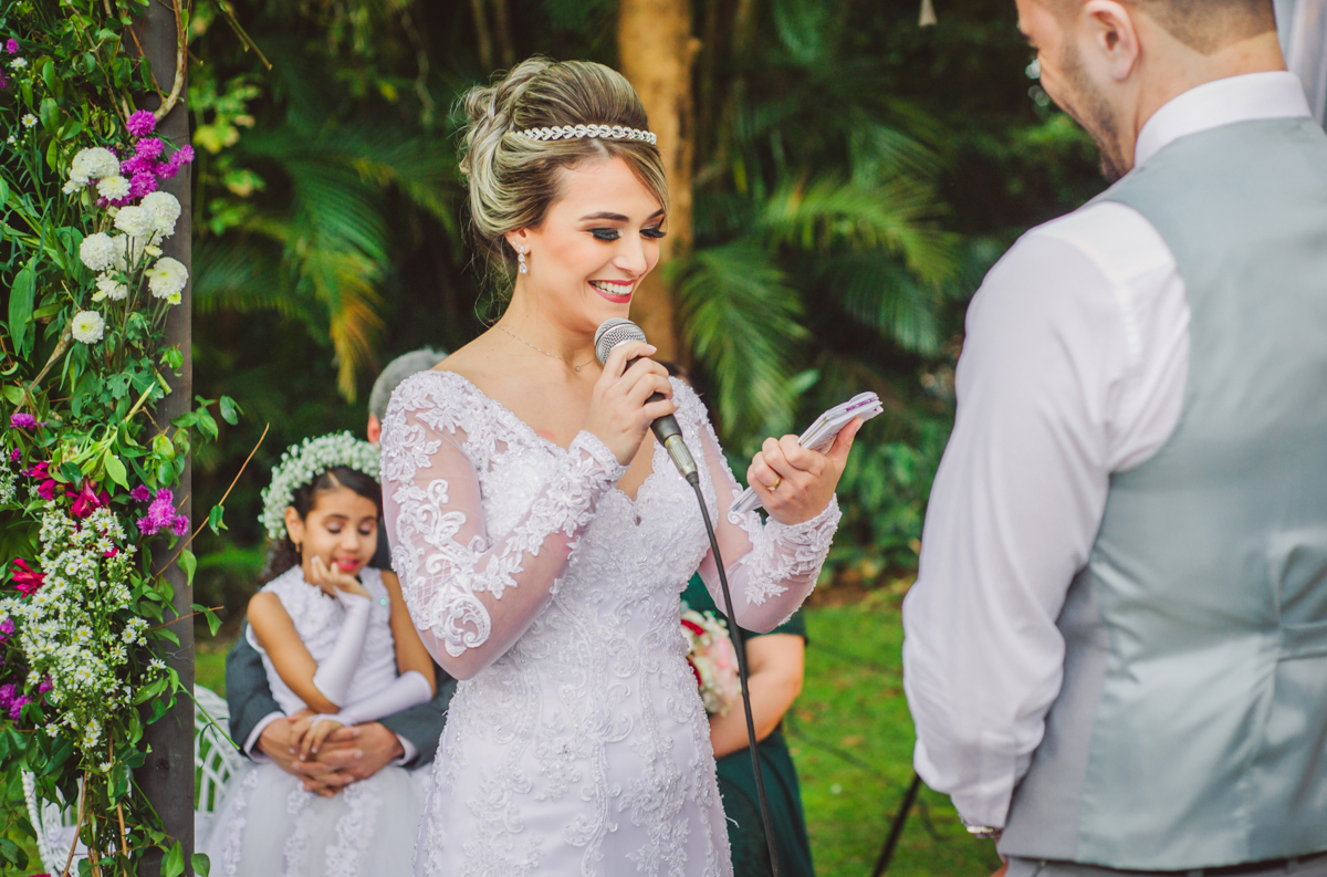 Foto dos noivos em casamento realizado na Casa de Festas Riachos de Itaipava, em Petrópolis, RJ. Casamento diurno no campo.