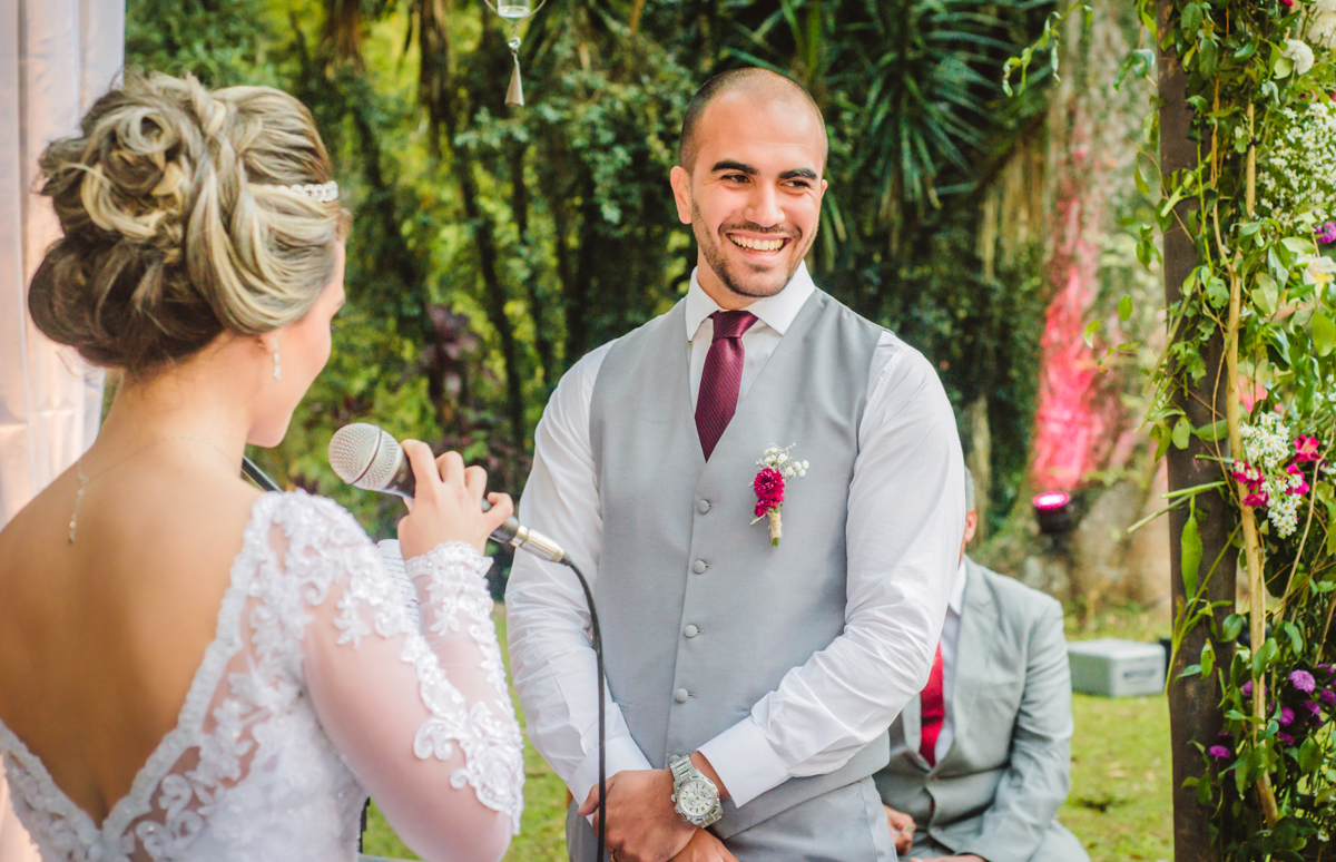 Foto dos noivos em casamento realizado na Casa de Festas Riachos de Itaipava, em Petrópolis, RJ. Casamento diurno no campo.