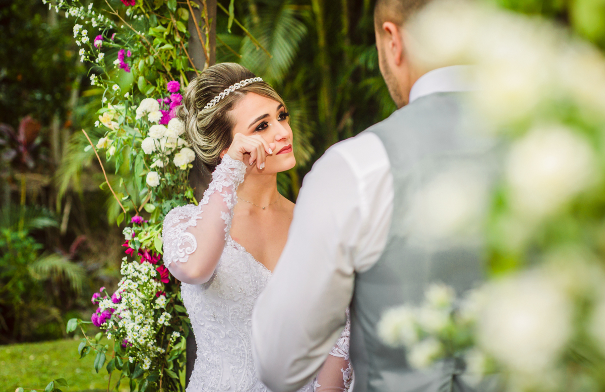 Foto dos noivos em casamento realizado na Casa de Festas Riachos de Itaipava, em Petrópolis, RJ. Casamento diurno no campo.