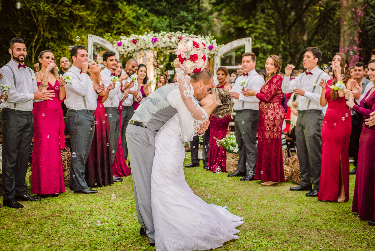 Foto dos noivos e padrinhos em casamento realizado na Casa de Festas Riachos de Itaipava, em Petrópolis, RJ. Casamento diurno no campo.