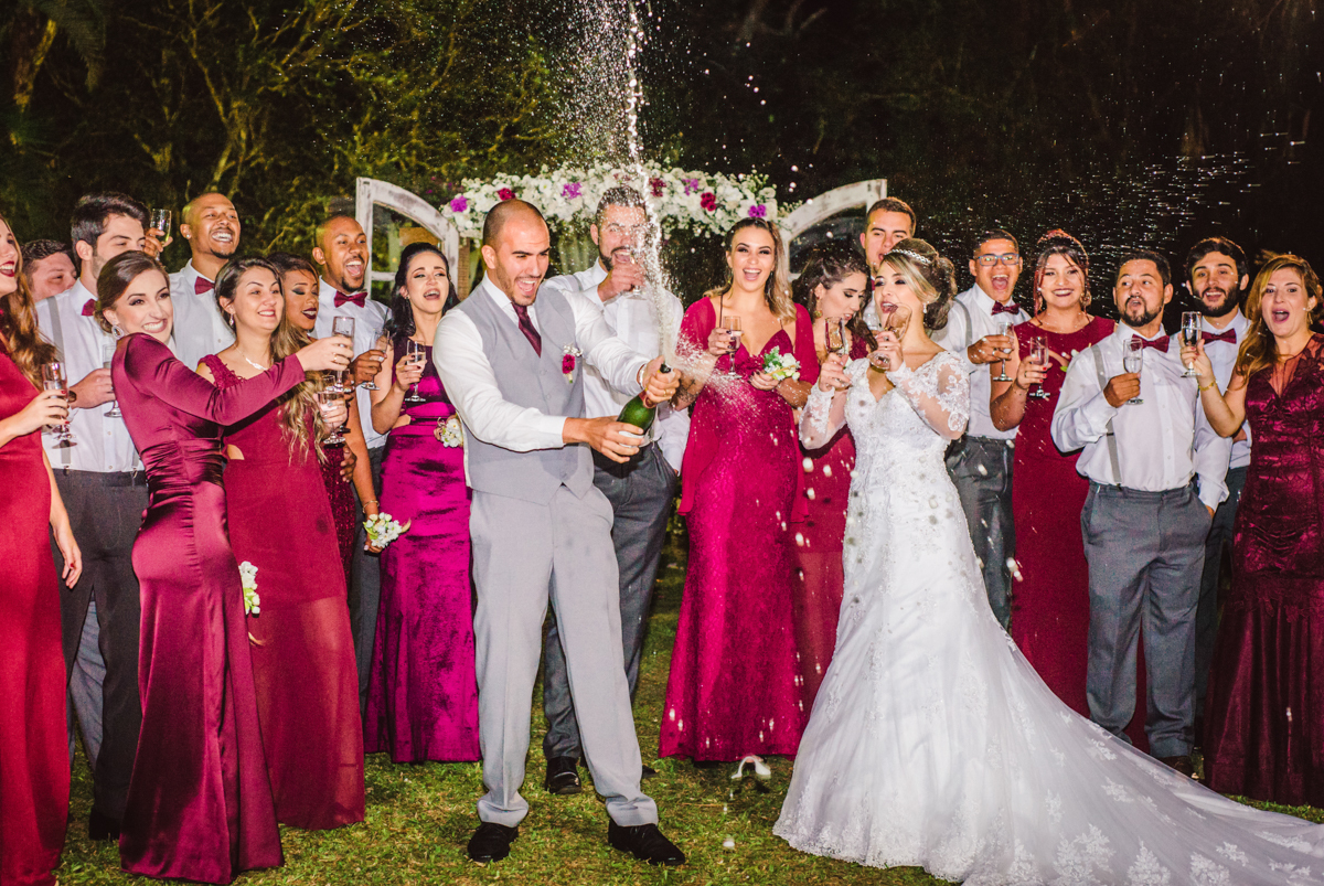 Foto dos noivos e padrinhos em casamento realizado na Casa de Festas Riachos de Itaipava, em Petrópolis, RJ. Casamento diurno no campo.