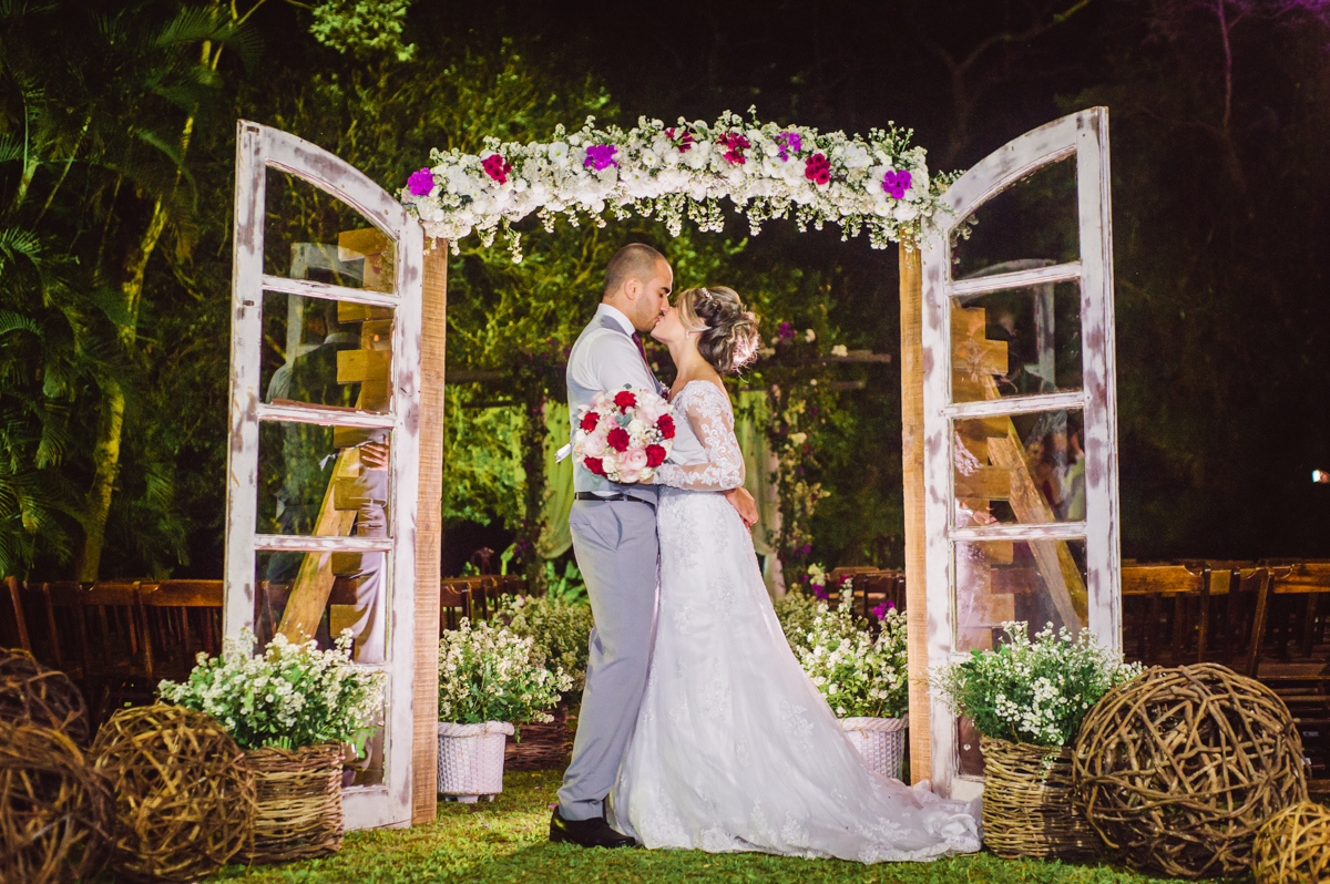 Foto dos noivos em casamento realizado na Casa de Festas Riachos de Itaipava, em Petrópolis, RJ. Casamento diurno no campo.