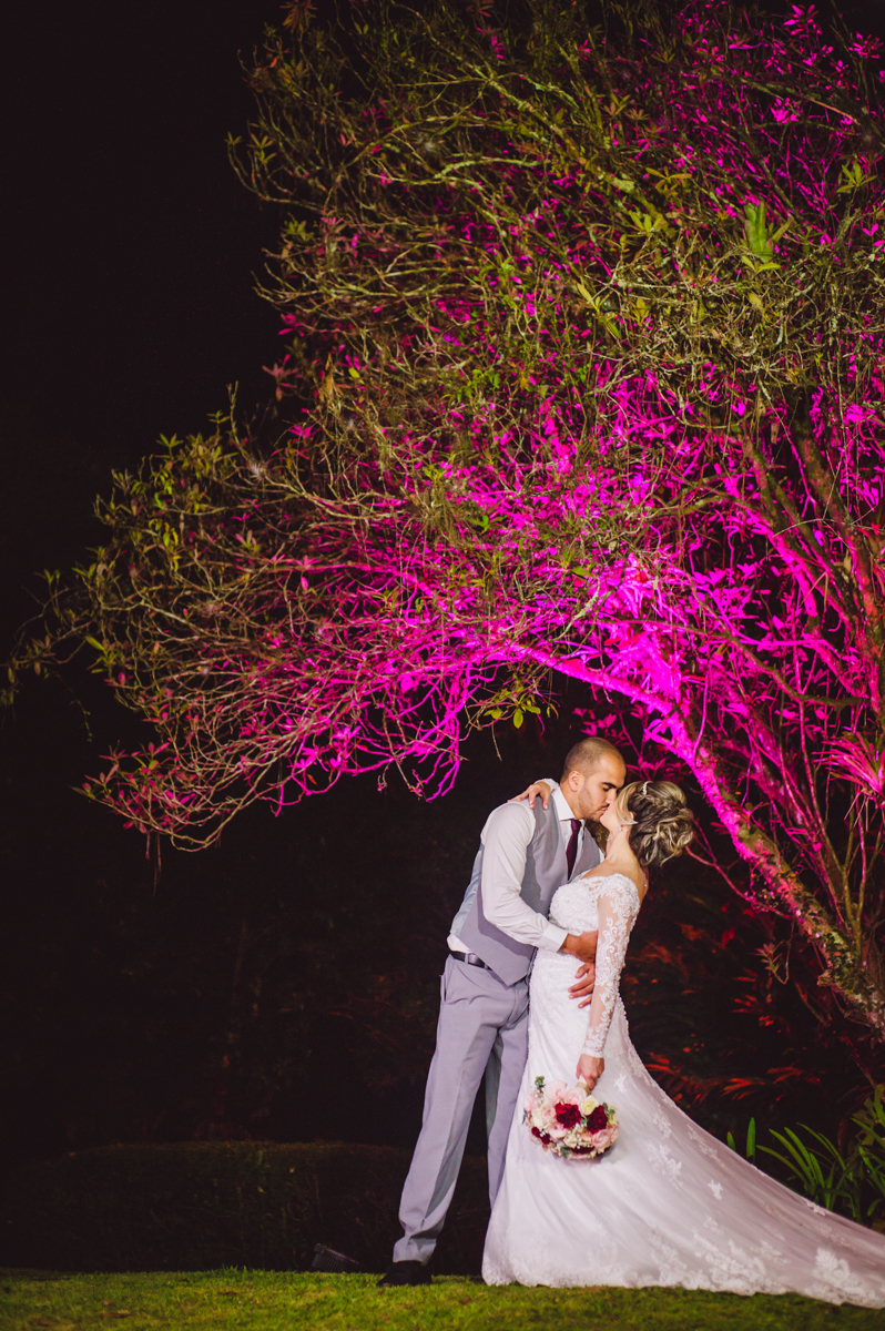 Foto dos noivos em casamento realizado na Casa de Festas Riachos de Itaipava, em Petrópolis, RJ. Casamento diurno no campo.