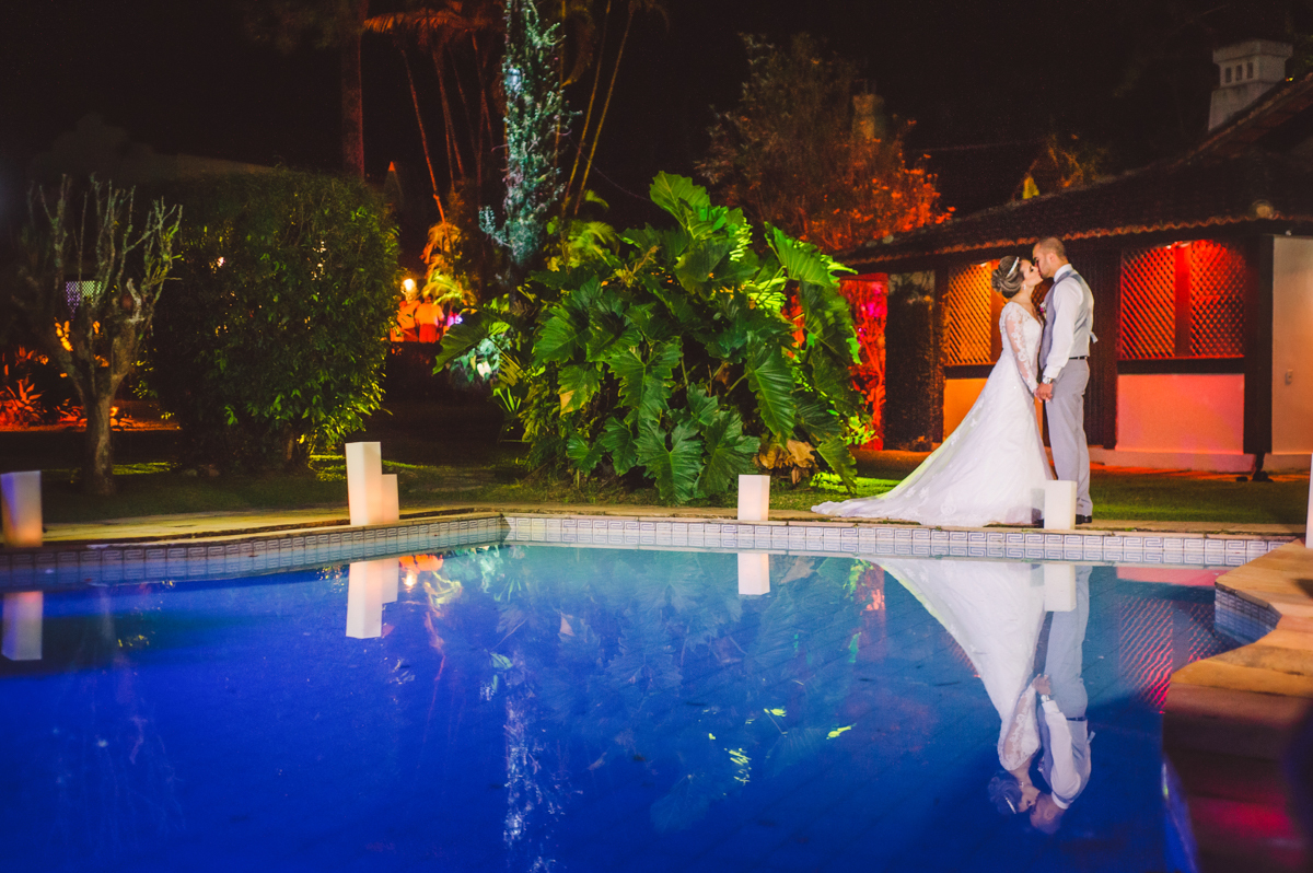 Foto dos noivos em casamento realizado na Casa de Festas Riachos de Itaipava, em Petrópolis, RJ. Casamento diurno no campo.