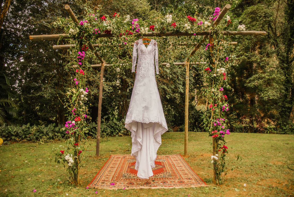 Foto do vestido da noiva em Making of realizado na Casa de Festas Riachos de Itaipava, em Petrópolis, RJ. Casamento diurno no campo.