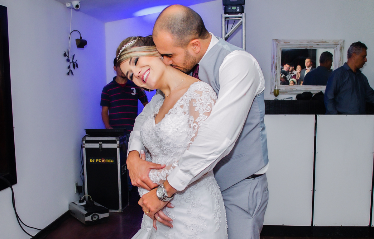 Foto dos noivos na pista de dança em casamento realizado na Casa de Festas Riachos de Itaipava, em Petrópolis, RJ. Casamento diurno no campo.