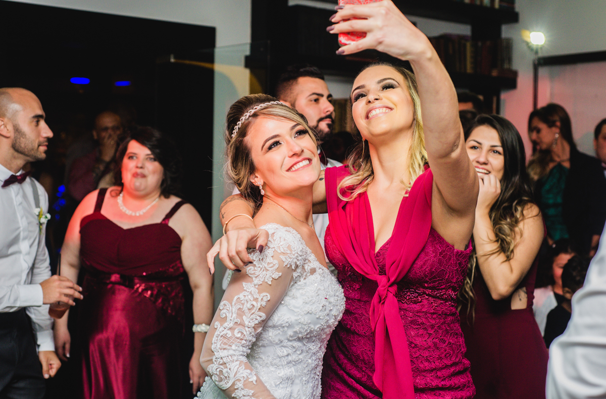 Foto dos noivos e convidados na pista de dança em casamento realizado na Casa de Festas Riachos de Itaipava, em Petrópolis, RJ. Casamento diurno no campo.