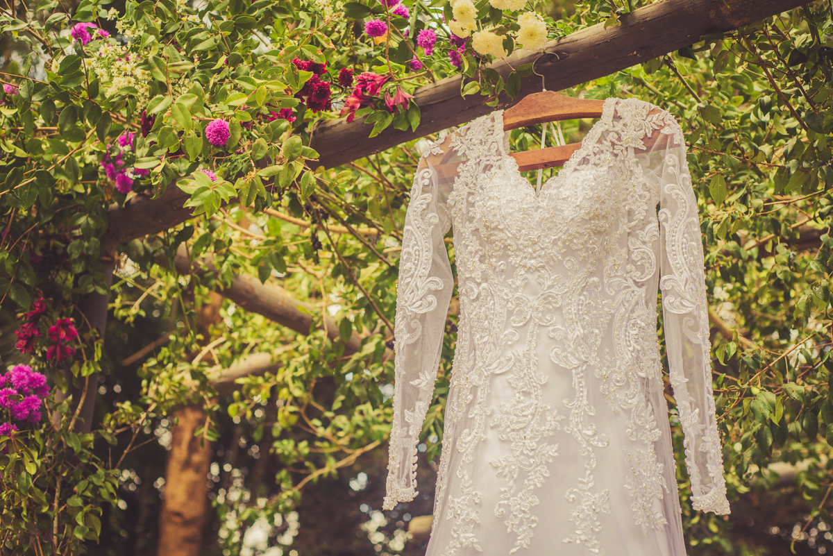 Foto do vestido da noiva em Making of realizado na Casa de Festas Riachos de Itaipava, em Petrópolis, RJ. Casamento diurno no campo.