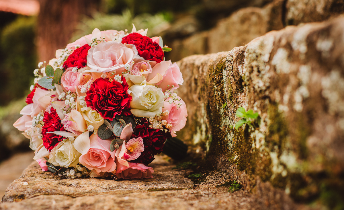 Foto do buquê da noiva em Making of realizado na Casa de Festas Riachos de Itaipava, em Petrópolis, RJ. Casamento diurno no campo.