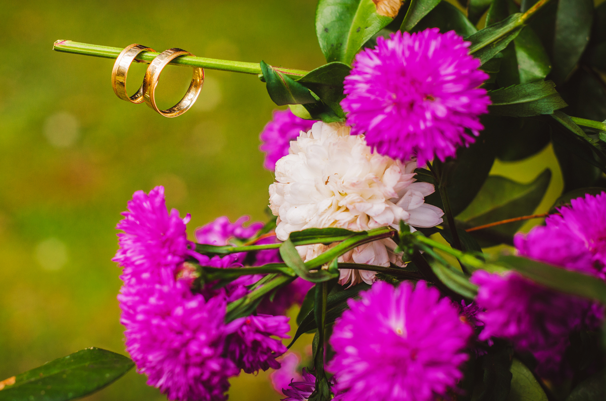 Foto de aliança de casamento em Making of realizado na Casa de Festas Riachos de Itaipava, em Petrópolis, RJ. Casamento diurno no campo.