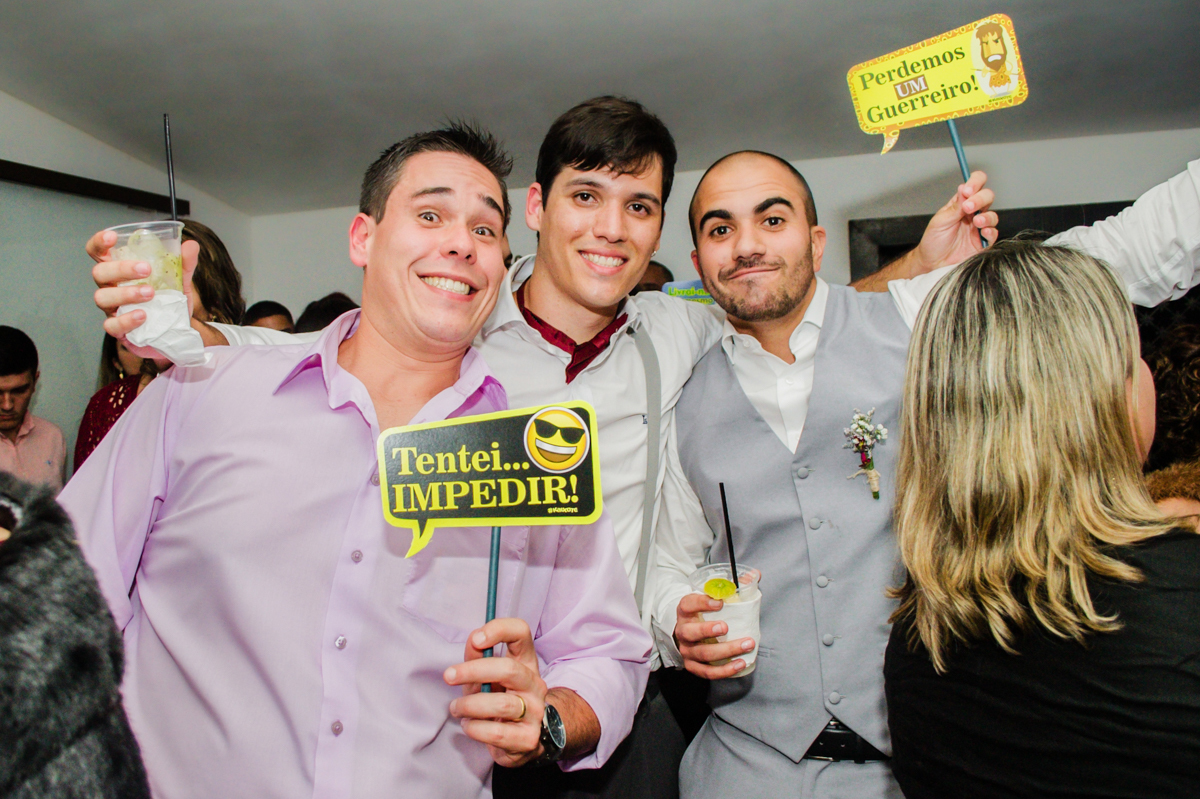 Foto dos noivos e convidados na pista de dança em casamento realizado na Casa de Festas Riachos de Itaipava, em Petrópolis, RJ. Casamento diurno no campo.