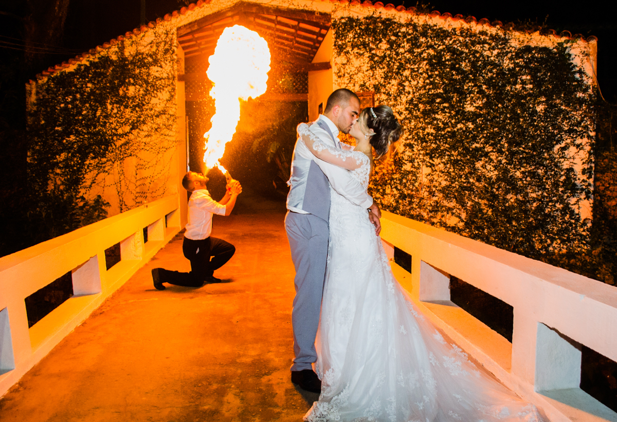 Foto dos noivos em casamento realizado na Casa de Festas Riachos de Itaipava, em Petrópolis, RJ. Casamento diurno no campo.