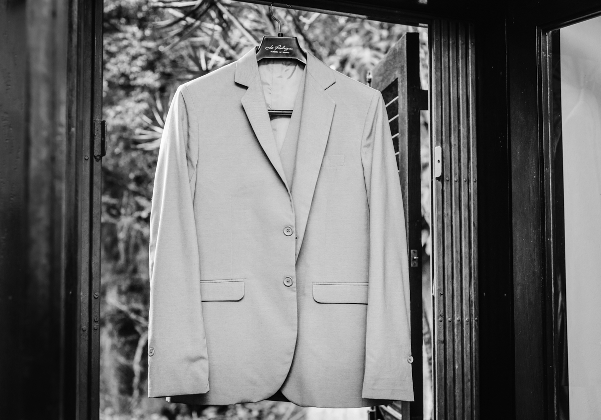 Foto do terno do noivo em Making of realizado na Casa de Festas Riachos de Itaipava, em Petrópolis, RJ. Casamento diurno no campo.