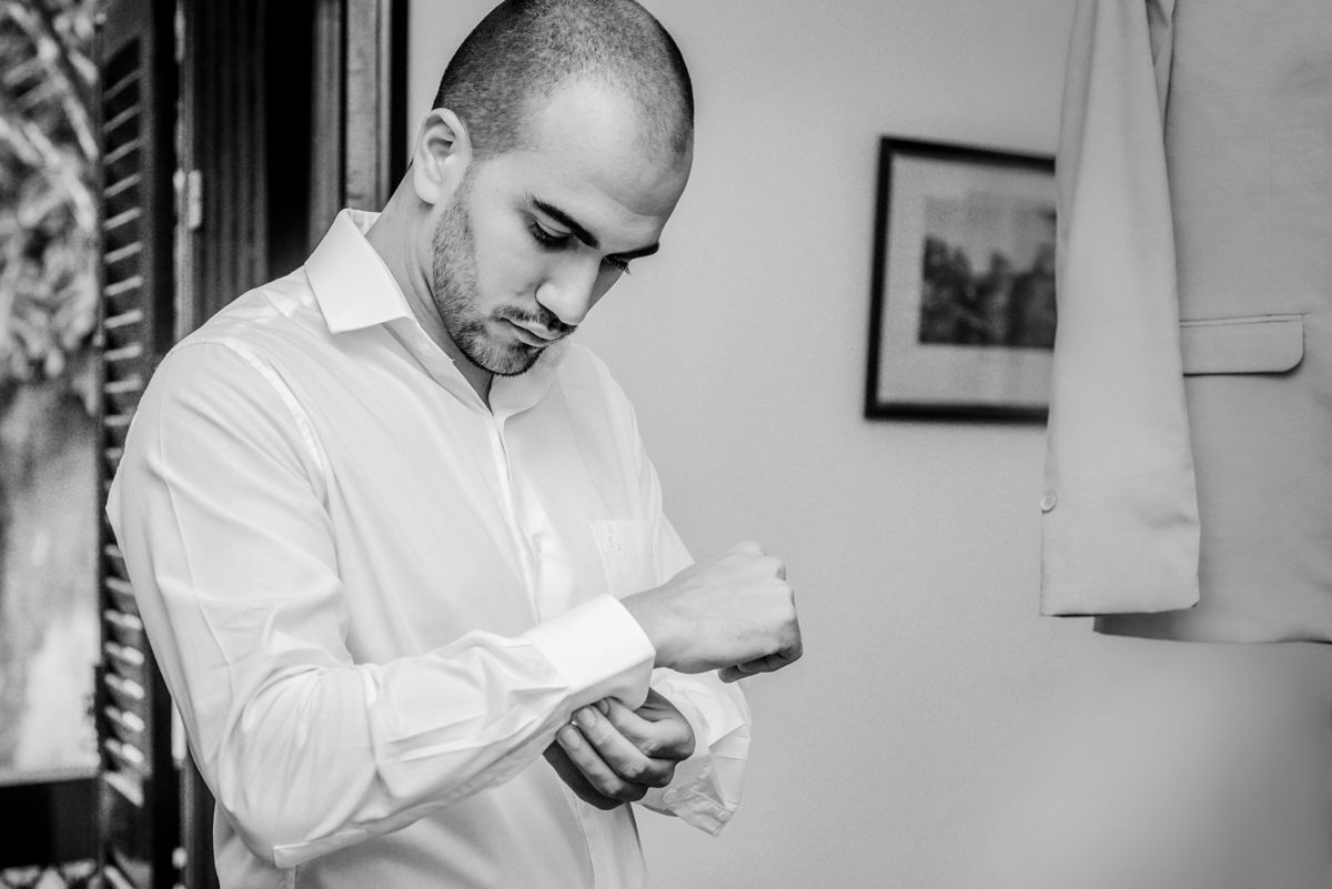 Foto do Making of do noivo realizado na Casa de Festas Riachos de Itaipava, em Petrópolis, RJ. Casamento diurno no campo.