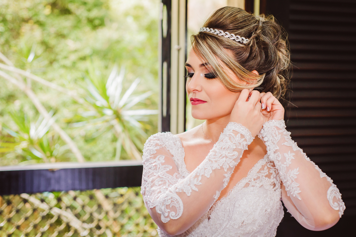 Foto do making of da noiva realizado na Casa de Festas Riachos de Itaipava, em Petrópolis, RJ. Casamento diurno no campo.