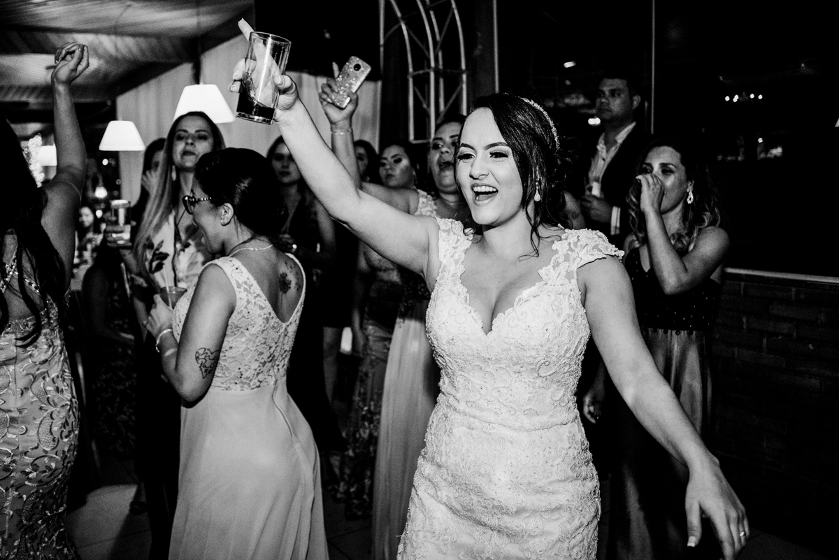 Foto dos noivos e convidados em festa de casamento realizada na Casa de Festas Helena Moraes, localizada em Nova Iguaçu, RJ.