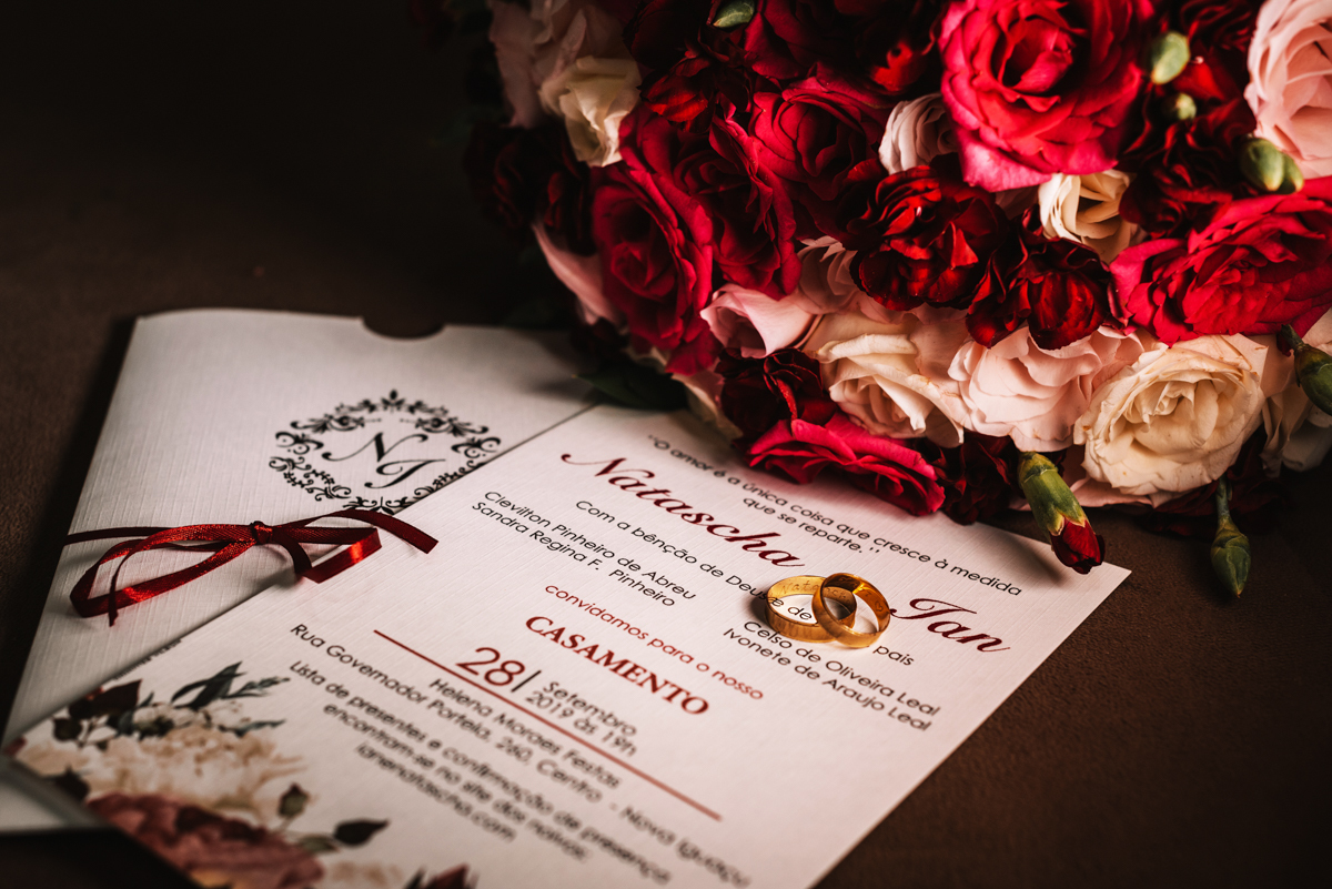 Foto do convite, buquê e alianças, em making of realizado no Estúdio Irma Verdugal, em Nilópolis, RJ. Dia da noiva.