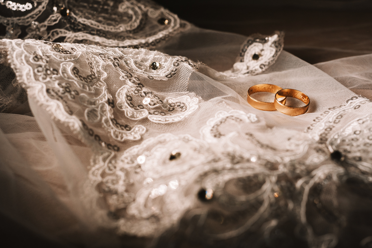 Foto de alianças, em making of realizado no Estúdio Irma Verdugal, em Nilópolis, RJ. Dia da noiva.