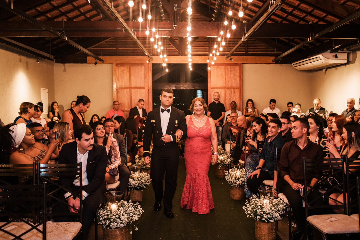 Foto da entrada do noivo em cerimônia de casamento realizada na Casa de Festas Helena Moraes, localizada em Nova Iguaçu, RJ.